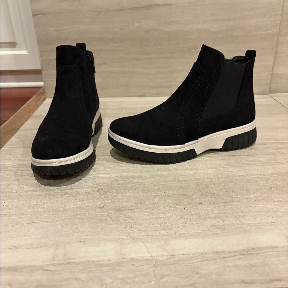 NWOB White Cloud Black Ankle Boots women’s size 7